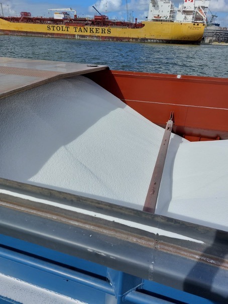 River boat Tora Zo full of urea