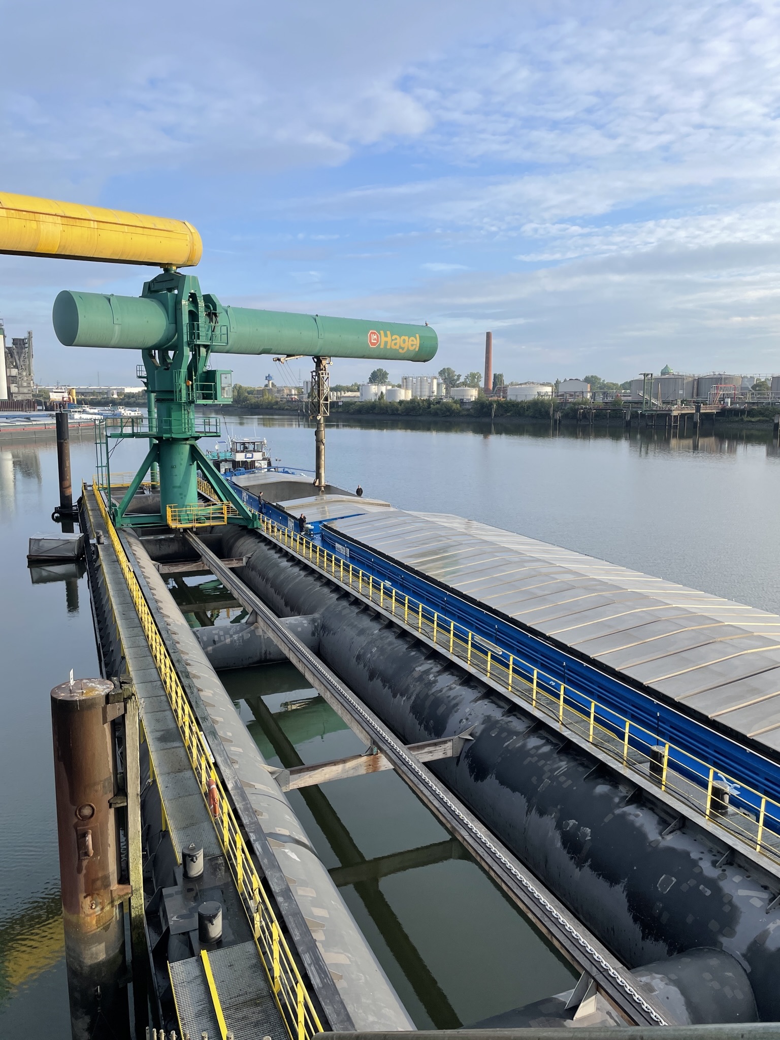 Vessel VIDA 10 CAN loading in Hamburg