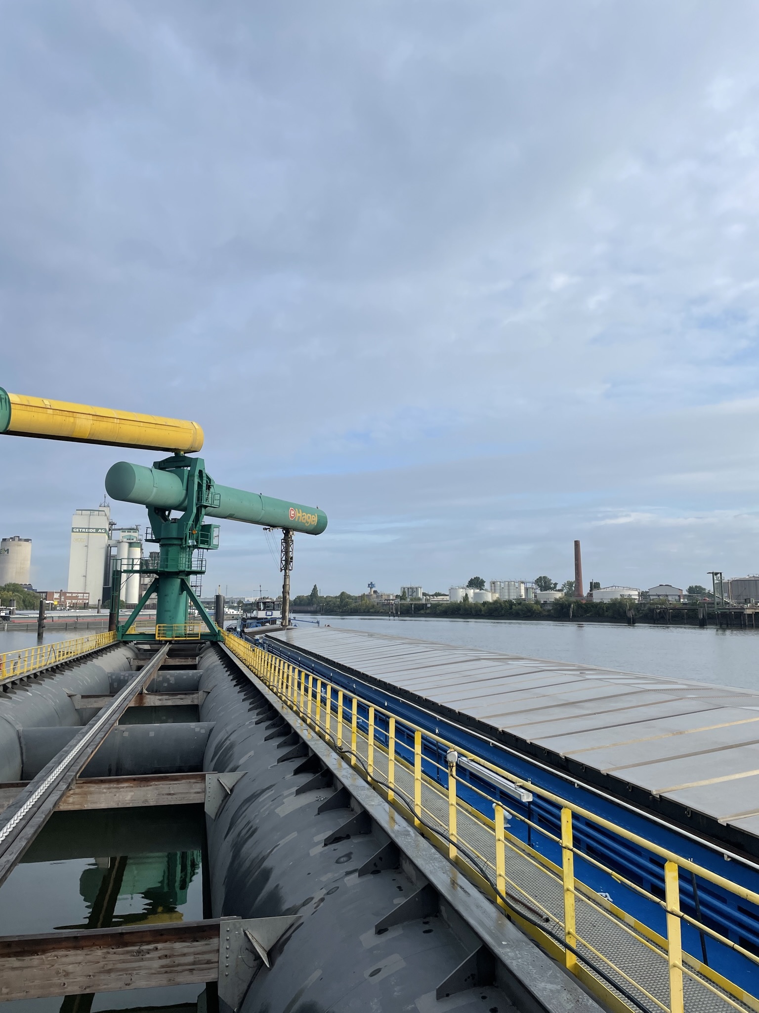 Vessel VIDA 10 CAN loading in Hamburg