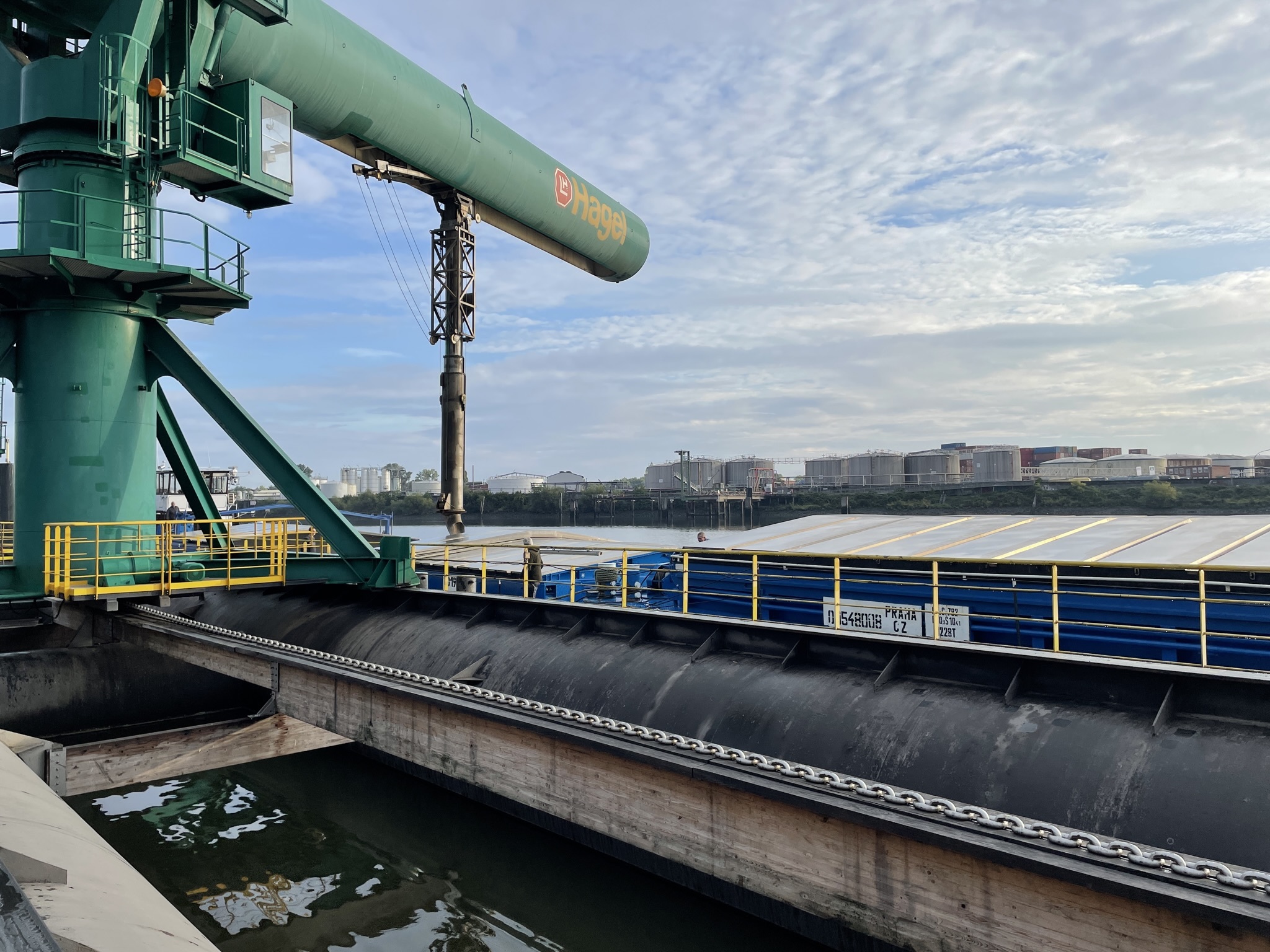 Vessel VIDA 10 CAN loading in Hamburg